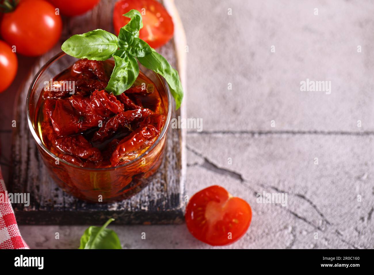 tomates séchées bio dans un hors-d'œuvre à l'huile d'olive Banque D'Images
