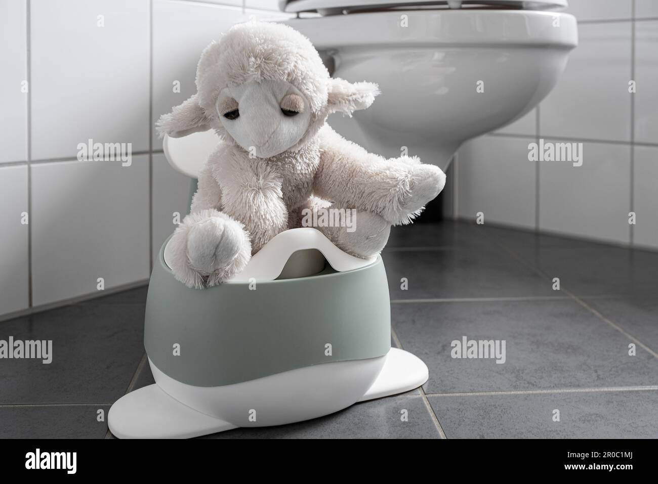 animal en peluche sur le pot de bébé dans la salle de bains, concept d'entraînement de pot Banque D'Images