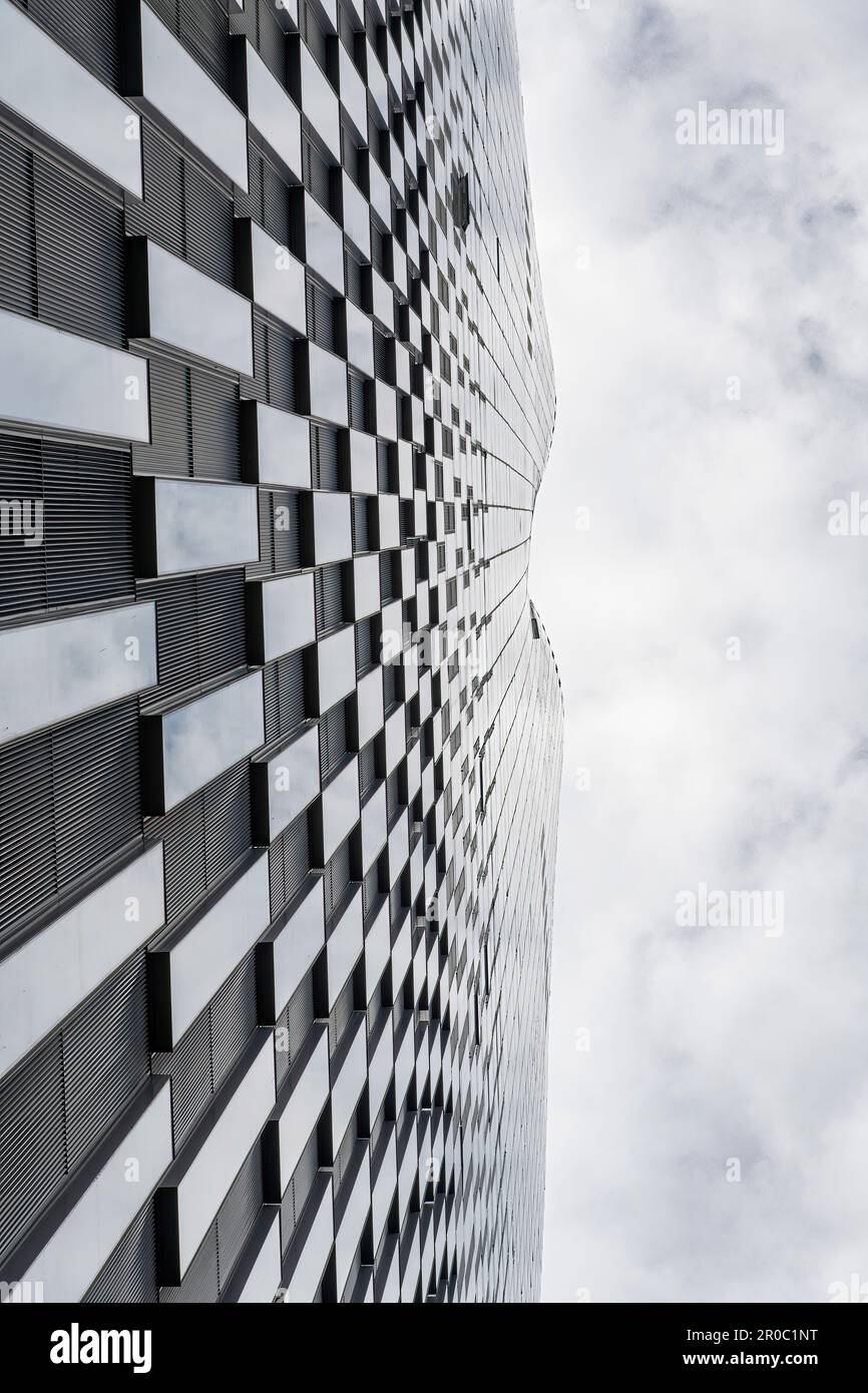 New York City, NY, USA-octobre 2022 ; vue verticale à angle bas directement sur la façade d'un gratte-ciel moderne dans les cours d'Hudson avec l'extérieur de l'acier A. Banque D'Images