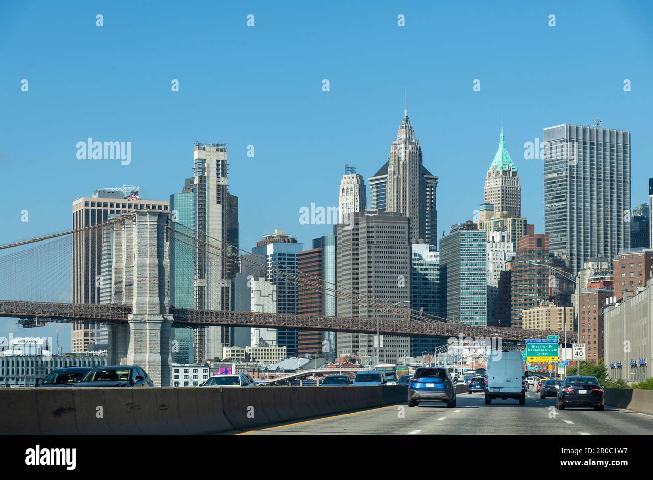 New York City, NY, USA-octobre 2022 ; les conducteurs ont une vue en direction du sud sur une route animée FDR Drive à Lower East Side avec le pont de Brooklyn et le centre financier Banque D'Images