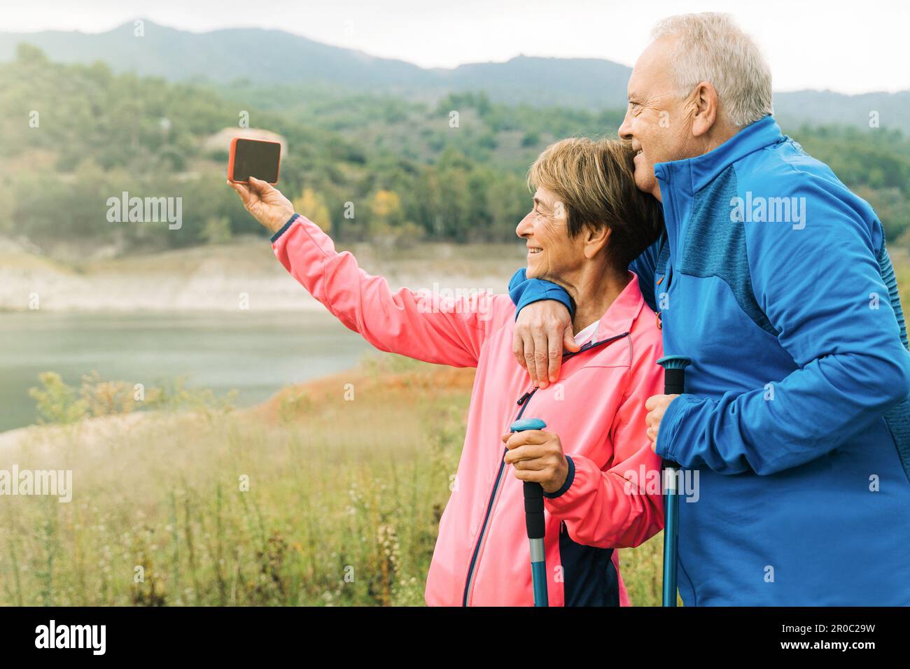 Heureux couple senior trekking ensemble, ayant plaisir prendre le selfie sur la montagne pendant les vacances de voyage dans la nature - vieux style de vie sain Banque D'Images