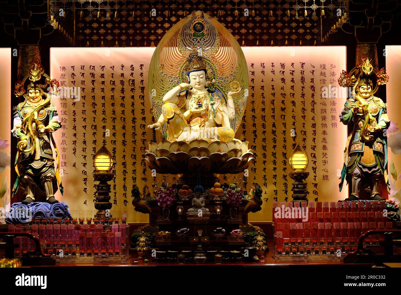 Singapour - Buddha Tooth Relic Temple - Buddha Bodhisattva Cintamanicakra Avalokitesvara statue Banque D'Images