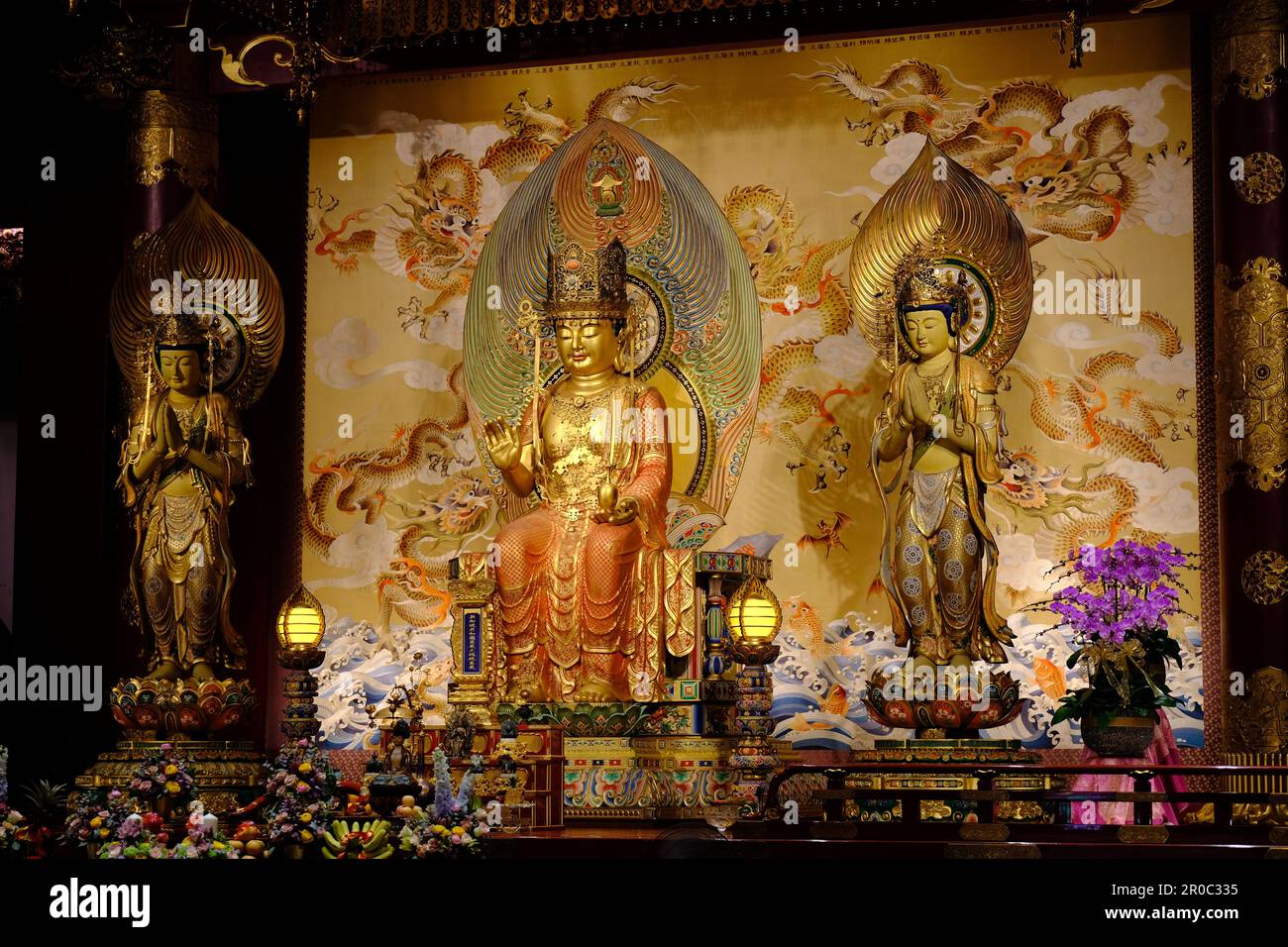 Singapour - Temple relique de la dent de Bouddha - Bouddha Maitreya dans la salle principale de prière Banque D'Images