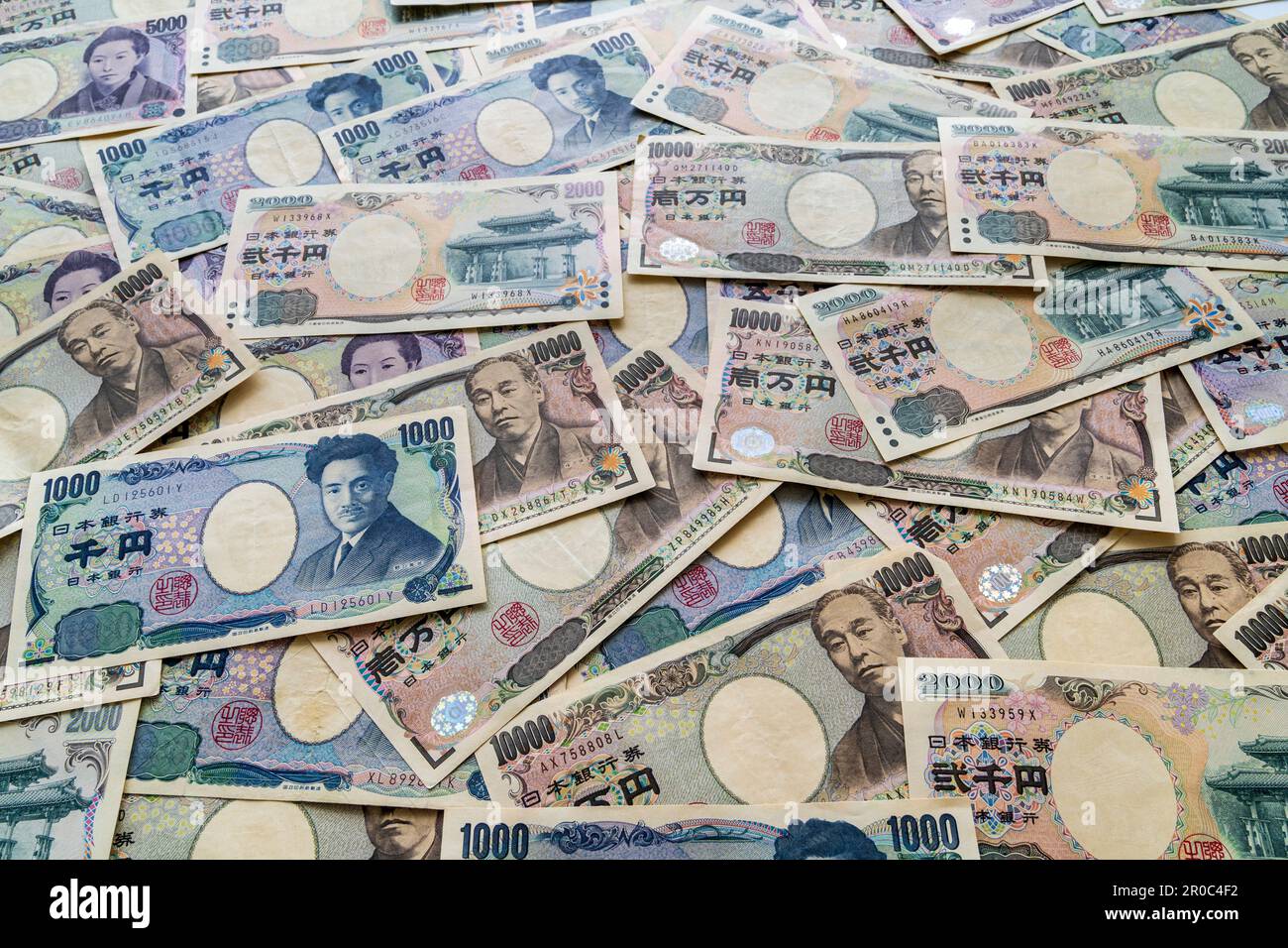 Devise japonaise. Voir regarder vers le bas un tas de billets japonais en différentes valeurs, 1000, 2000, 5000 et 10 000 yens Banque D'Images