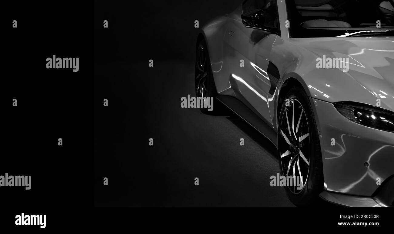 Détaillez les phares avant d'une voiture sport sur fond noir et blanc, espace de copie Banque D'Images