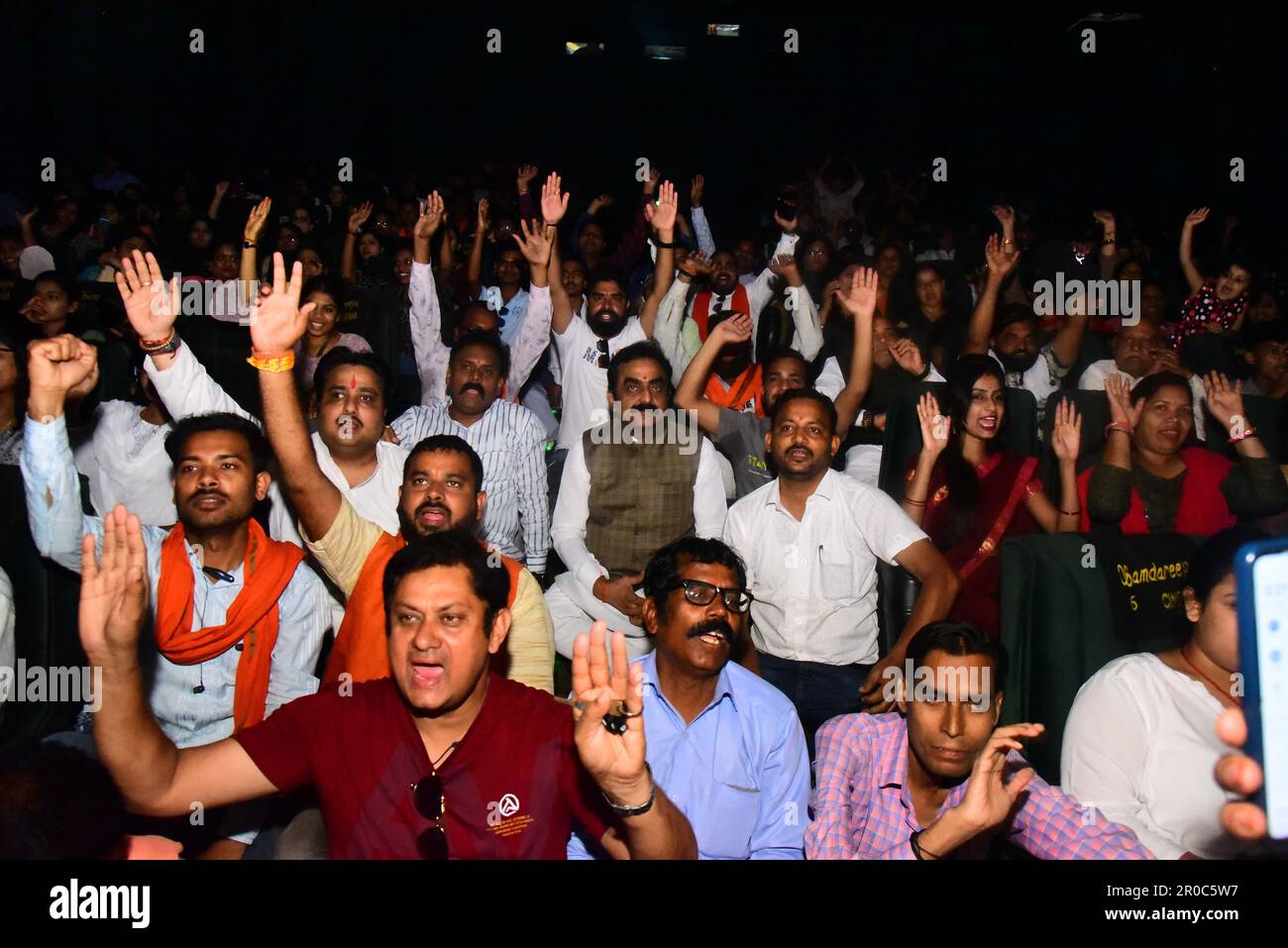 Madhya Pradesh, Inde. 08th mai 2023. : MP Rakesh Singh (C) avec d'autres spectateurs au cinéma a vu le film de l'histoire de Kerala à la PVR à Jabalpur, le lundi 08 mai 2023. Photo par - Uma Shankar Mishra Banque D'Images