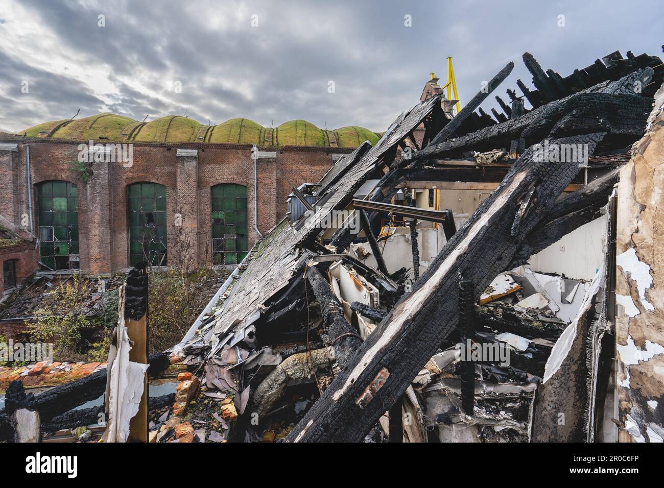 Vieux bâtiment abandonné, et le toit détruit par un incendie, quelque part en Belgique. Banque D'Images