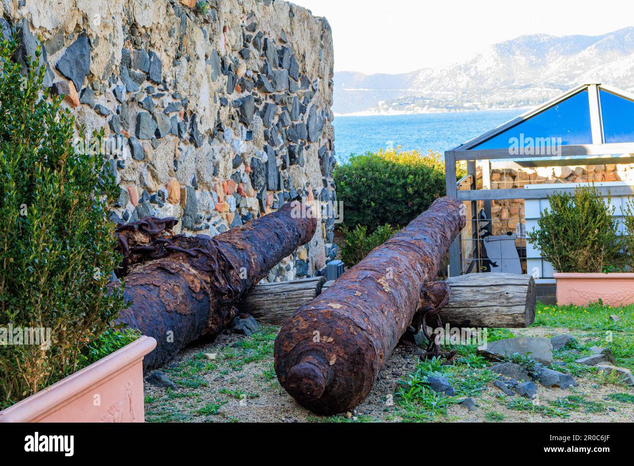 Fortezza Vecchia, Sardaigne, Italie, 2023 janvier de vieux canons gardaient l'entrée du port de la forteresse Fortezza Vecchia près de la ville de Villas Banque D'Images