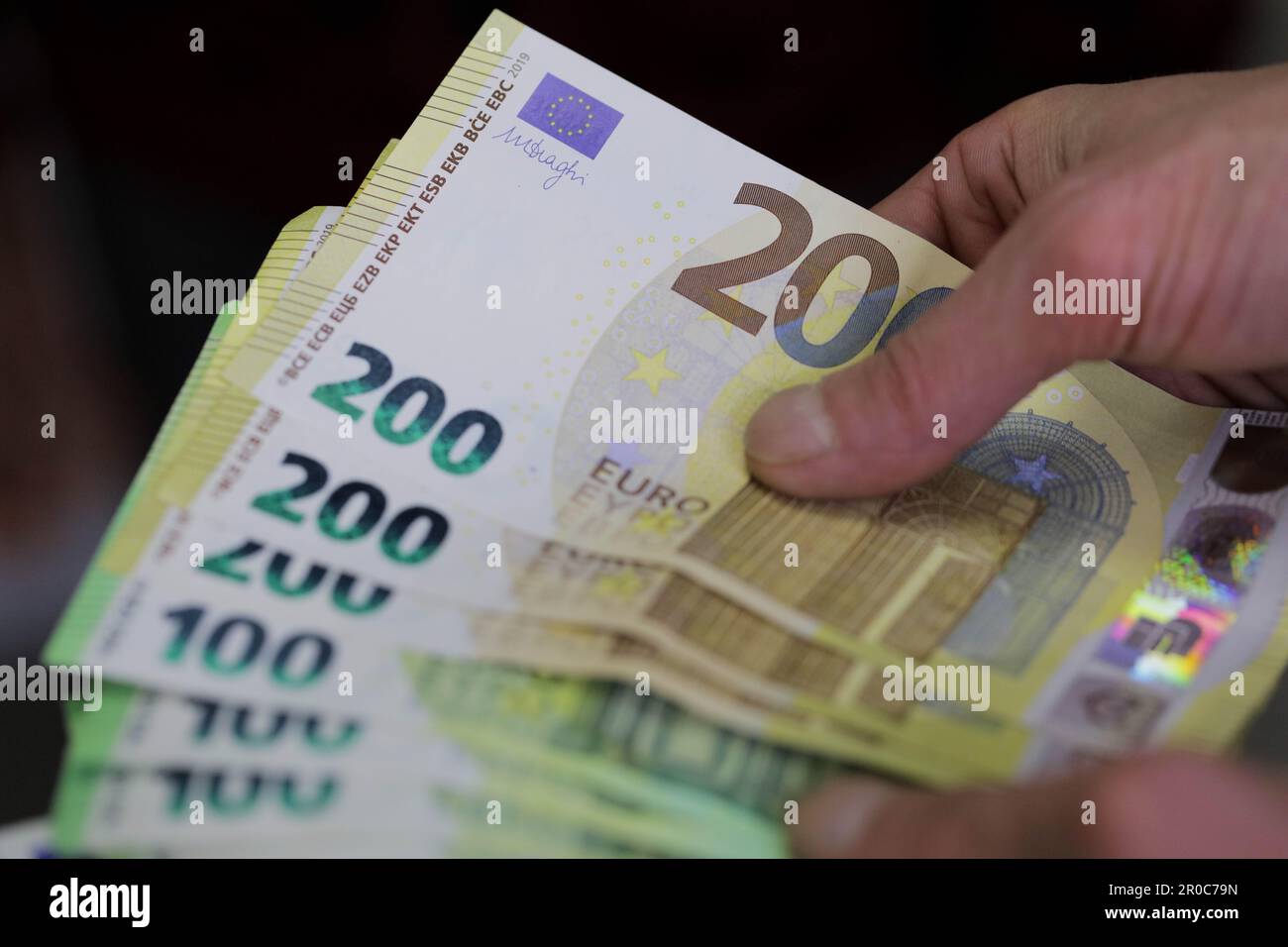 6 mai 2023: Gaziantep, Turkiye. 200 les billets en euros sont comptés à la main dans un Bureau de changement de la ville de Gaziantep, dans le sud de la Turquie (Credit image: © Zakariya Yahya/IMAGESLIVE via ZUMA Press Wire) USAGE ÉDITORIAL SEULEMENT! Non destiné À un usage commercial ! Banque D'Images