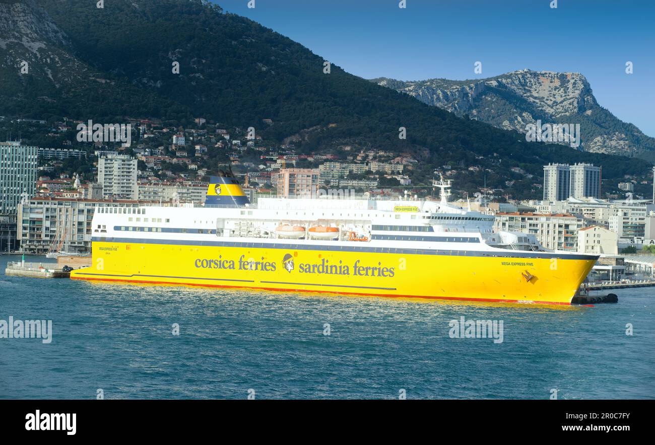 Ferry 'Corsica Ferries' 'Mega Express Five' dans le port de Toulon Banque D'Images
