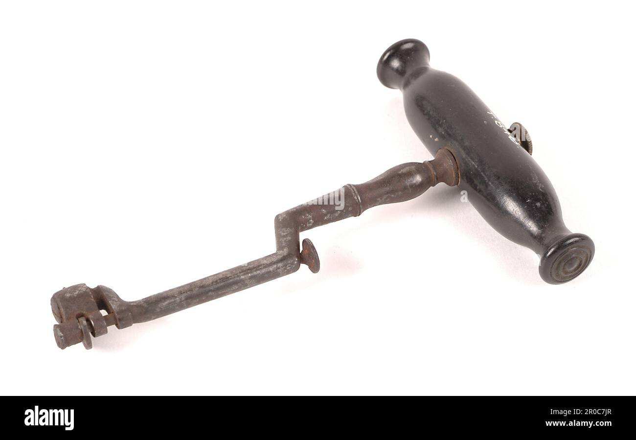 Instrument médical - extracteur de dents, 1810-30. L'outil de ce dentiste est un premier type d'extracteur de dent connu sous le nom de « clé de mentel ». Il est doté d'une poignée en croix ébène et d'un arbre en acier coudé. Il date du début du XIXe siècle. Dans les temps précédents, les barbiers ont généralement effectué des saignements chirurgicaux et des extractions dentaires en plus de se raser et de couper les cheveux!. Acheté de Edward H Pinto, 1965.. . Banque D'Images