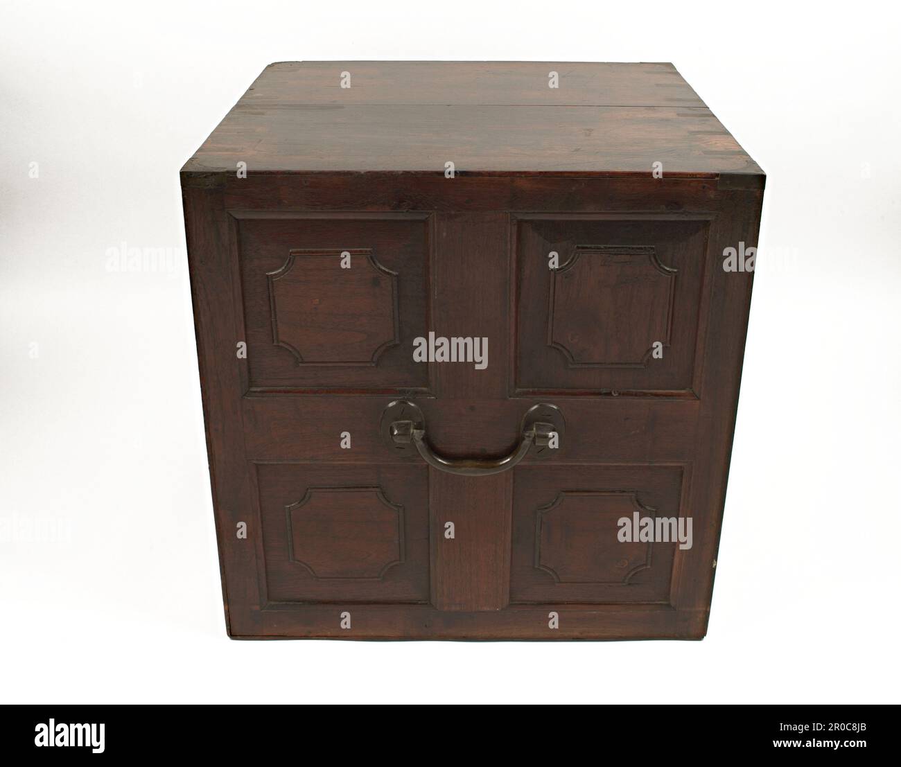 Bibliothèque portable, 1755-1765. Collection Pinto - acheté de Edward H Pinto, 1965.. Cette rare bibliothèque portable a été fabriquée en Angleterre, vers 1760. Le fabricant de l'armoire a suivi les modes de l'époque, tant dans son utilisation de l'acajou que dans la conception des portes voûtées gothiques. Au XVIIIe siècle, les gens riches avaient beaucoup plus de possibilités de voyager que les générations précédentes. Les fabricants d'armoires ont fait une large gamme de meubles qui étaient adaptés pour transporter avec eux sur de longs voyages terrestres ou maritimes. Banque D'Images