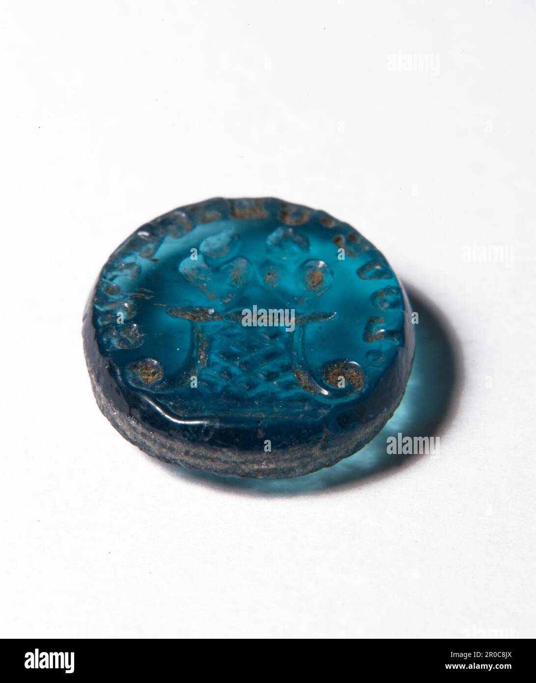 Matrice signet - matrice de sceau, 1750- 1850. Peut-être fabriqué à Birmingham. Un « signature » ou « matrice de forme » est un petit timbre utilisé pour faire passer la marque de son propriétaire en cire sur des documents. À l'époque médiévale, de nombreux signets étaient en métal. les exemples des 18th et 19th siècles sont souvent faits de verre translucide moulé, dans ce cas de couleur bleue. Cet exemple particulier, avec sa conception de deux coeurs sur un autel, semble avoir été conçu comme un signe de mariage ou d'amour. . Banque D'Images