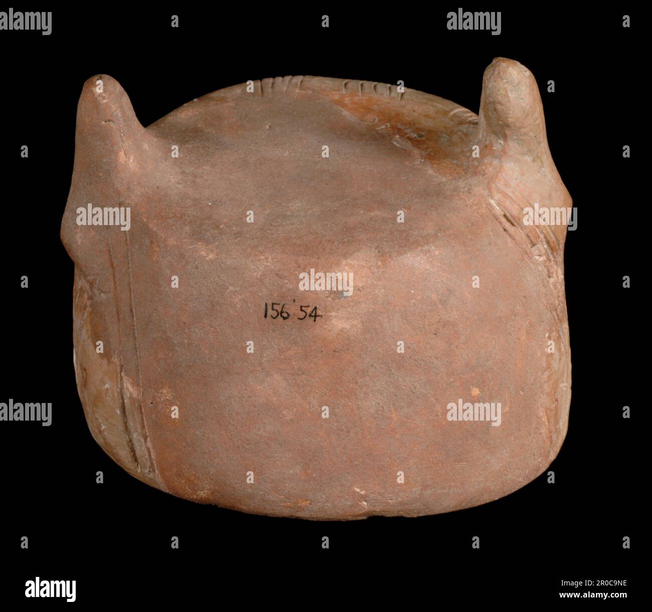 Couvercle pour pot néolithique, 6500 BC - 4000 BC. Le couvercle de poterie a été excavé dans la région de Vinča, en Yougoslavie (aujourd'hui la Serbie), dans le centre des Balkans Banque D'Images