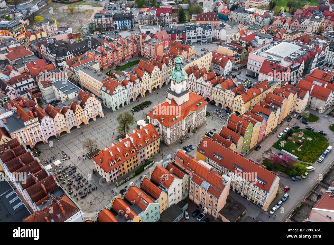 Jelenia Góra, Basse Sielesia, Pologne: Photo aérienne capture la place du marché dynamique de la ville de Jelenia Góra. Banque D'Images