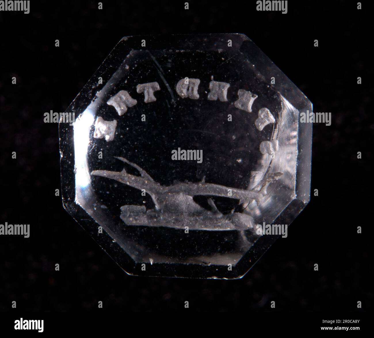 Matrice signet - matrice de sceau, 1750-1850. Peut-être fabriqué à Birmingham. Présenté par Francis Buckley, 1934.. Un "allumage" ou "matrice de joint" est un petit timbre utilisé pour l'empreinte de la marque de son propriétaire en cire sur des documents. Il s'agit d'une collection de vingt-sept acquis par le musée en 1934. La majorité des exemples sont faits de verre translucide moulé, dans ce cas clair. Cet exemple porte la conception d'une charrue, à savoir : 'vitesse de la [charrue]'. . Banque D'Images