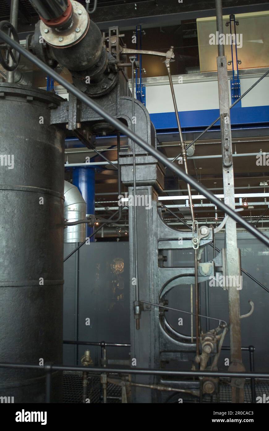 « Old Smethwick » Canal Pump Engine, 1779. Makers : Matthew Boulton et James Watt. Le moteur Smethwick a été installé près de Birmingham et mis en service en mai 1779. Aujourd'hui à ThinkTank, au Musée des sciences de Birmingham, c'est le plus vieux moteur à vapeur en service au monde. À l'origine, il s'agissait de l'un des deux moteurs à vapeur utilisés pour pomper de l'eau jusqu'au sommet de 491 pieds (150 m) du canal de la BCN Old main Line (canal de Birmingham) à Smethwick, non loin de la fonderie Soho où il a été fabriqué. Banque D'Images