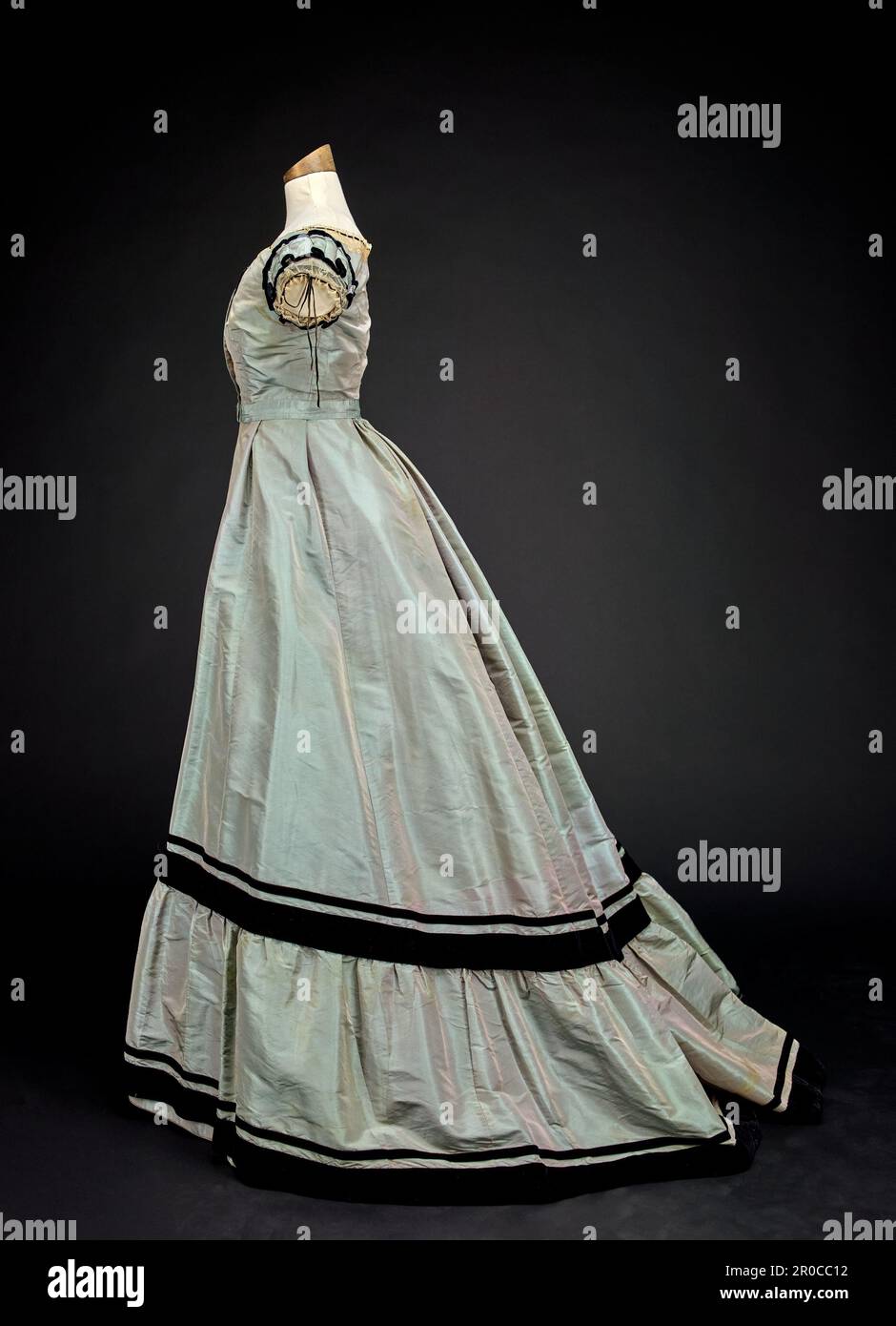Robe de soirée deux pièces, 1868. Robe deux pièces en taffetas avec ruban en velours et bordure en dentelle. La jupe a un train. Banque D'Images