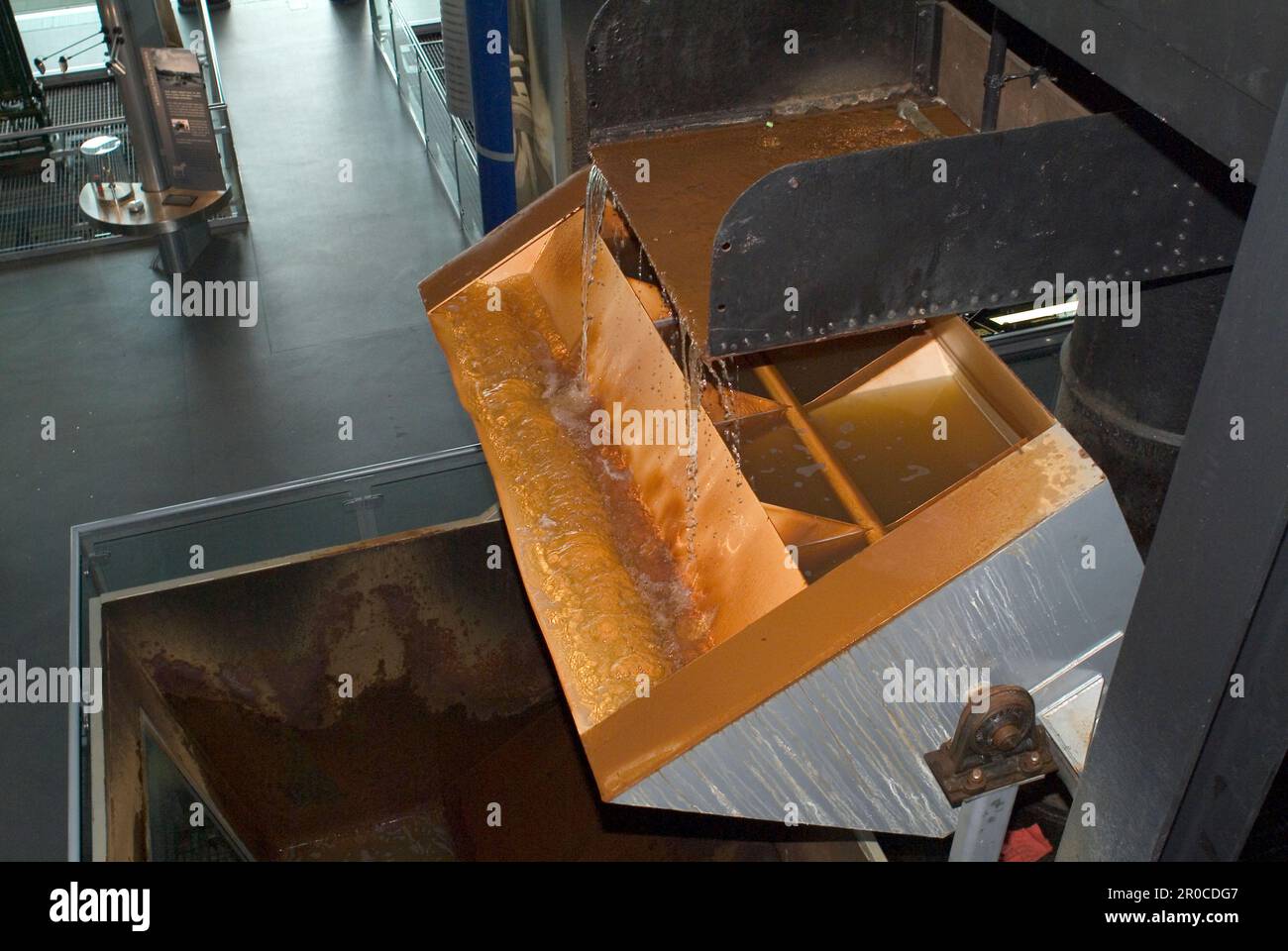 « Old Smethwick » Canal Pump Engine, 1779. Makers : Matthew Boulton et James Watt. Le moteur Smethwick a été installé près de Birmingham et mis en service en mai 1779. Aujourd'hui à ThinkTank, au Musée des sciences de Birmingham, c'est le plus vieux moteur à vapeur en service au monde. À l'origine, il s'agissait de l'un des deux moteurs à vapeur utilisés pour pomper de l'eau jusqu'au sommet de 491 pieds (150 m) du canal de la BCN Old main Line (canal de Birmingham) à Smethwick, non loin de la fonderie Soho où il a été fabriqué. Banque D'Images