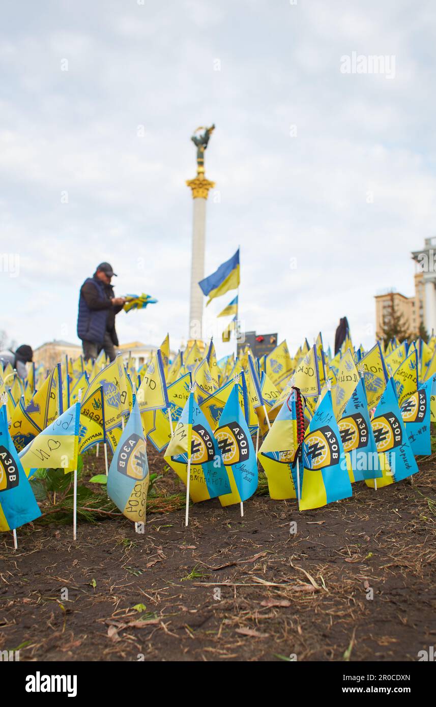 Kiev, Ukraine - 03.27.2023: Place de l'indépendance avec drapeaux jaunes et bleus en mémoire des défenseurs tombés de l'Ukraine en temps de guerre à Kiev, Ukraine Banque D'Images