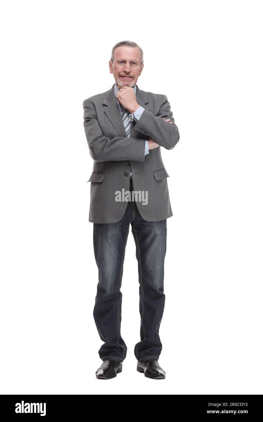 Homme âgé se tient, bras croisés, avec une main sur le menton en posture pleine longueur réfléchie Banque D'Images