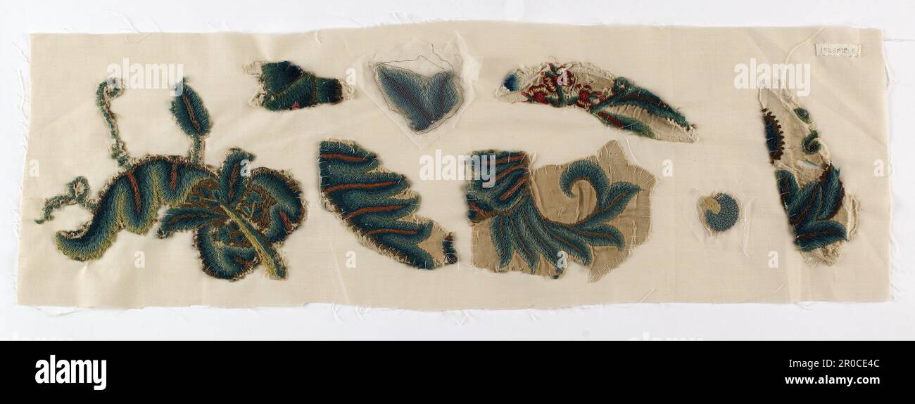 Ensemble de tentures de lit - huit fragments de broderie, 17th siècle. Laine brodée sur le lin. Fabricant inconnu Banque D'Images