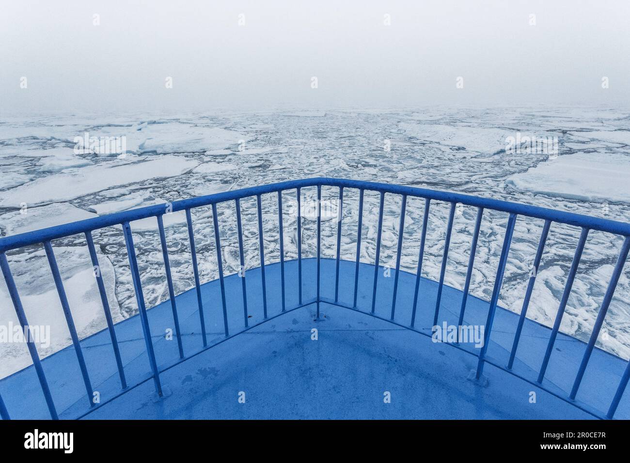 Arc d'un petit bateau naviguant dans la mer arctique avec des icebergs devant le bateau. Svalbard, Spitsbergen, Norvège Mer Arctique Banque D'Images