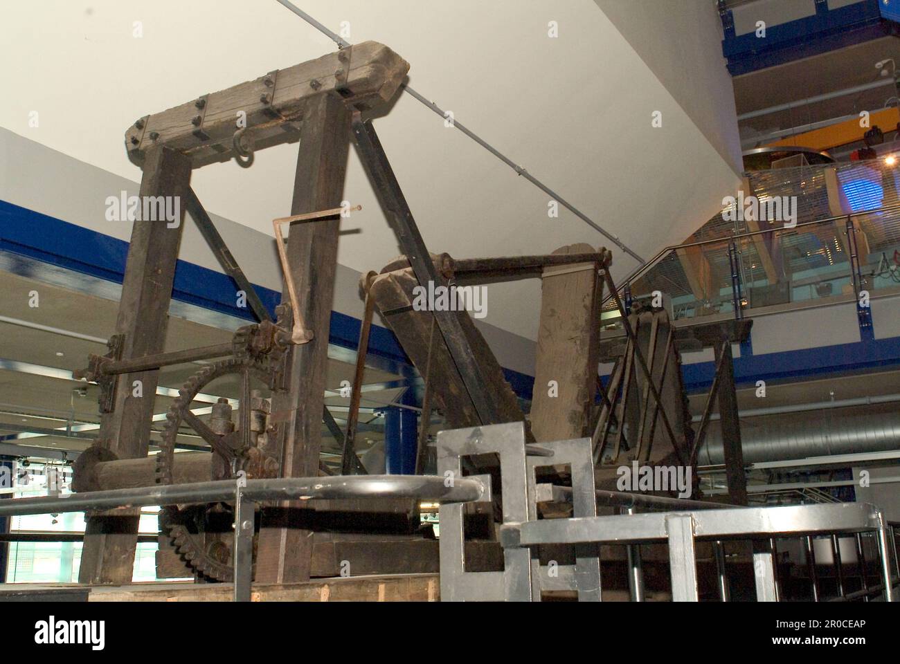 « Old Smethwick » Canal Pump Engine, 1779. Makers : Matthew Boulton et James Watt. Le moteur Smethwick a été installé près de Birmingham et mis en service en mai 1779. Aujourd'hui à ThinkTank, au Musée des sciences de Birmingham, c'est le plus vieux moteur à vapeur en service au monde. À l'origine, il s'agissait de l'un des deux moteurs à vapeur utilisés pour pomper de l'eau jusqu'au sommet de 491 pieds (150 m) du canal de la BCN Old main Line (canal de Birmingham) à Smethwick, non loin de la fonderie Soho où il a été fabriqué. Banque D'Images