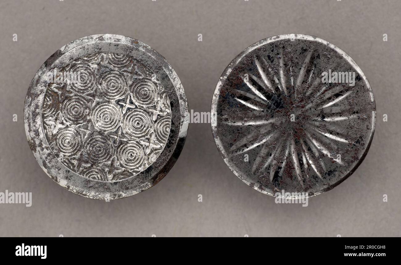 Bouton en acier estampé avec forme d'éclatement solaire, 1820-1840. 1953F370. Bouton en acier estampé avec conception globale de petits cercles concentriques dans une jante lisse, 1820-1840. Produit à Birmingham Banque D'Images