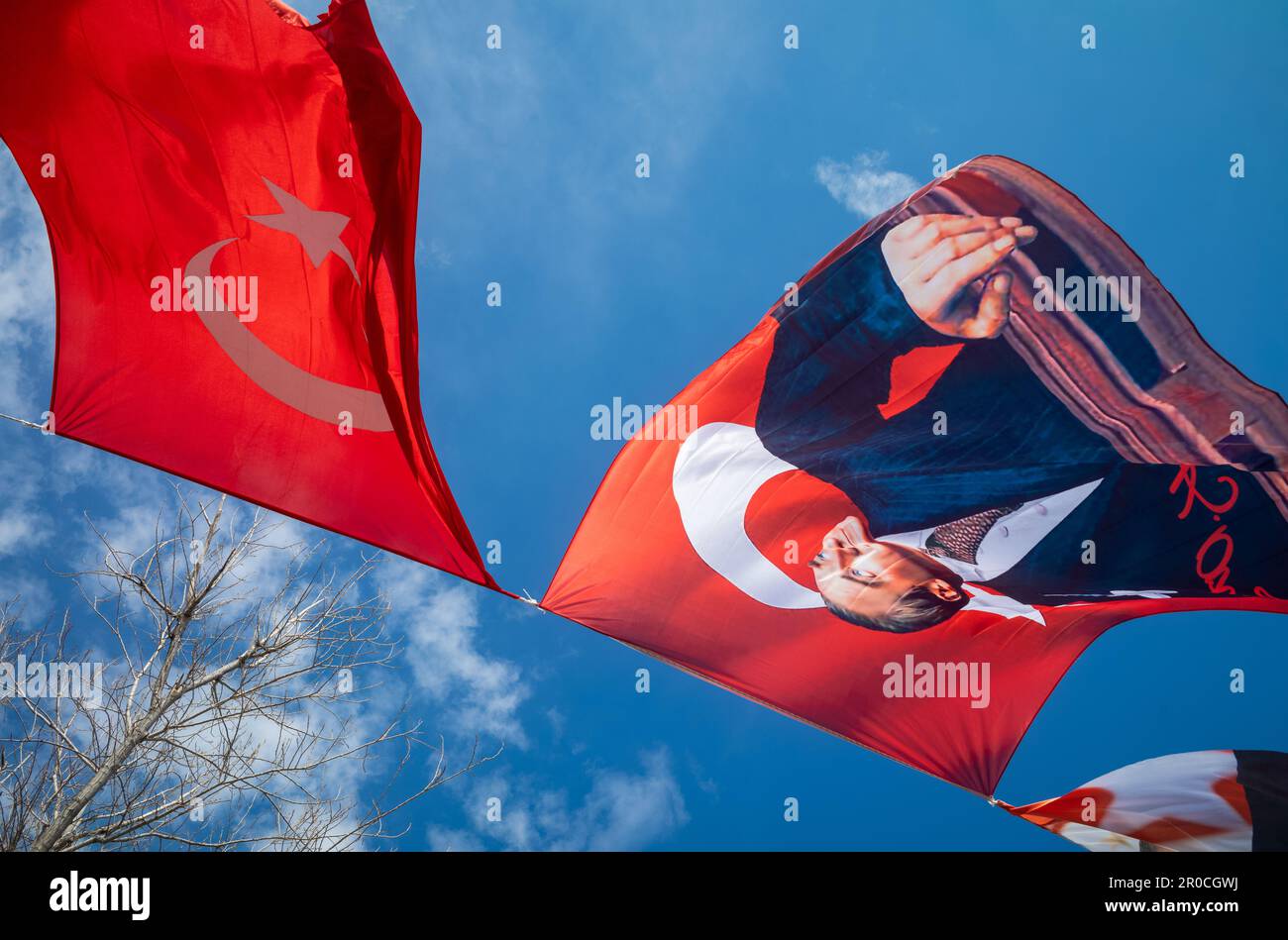 L'exposition de bannières et de drapeaux volant haut dans le vent sur une corde contre un ciel bleu à Antalya, Turquie présente le pays politique et nationale Banque D'Images