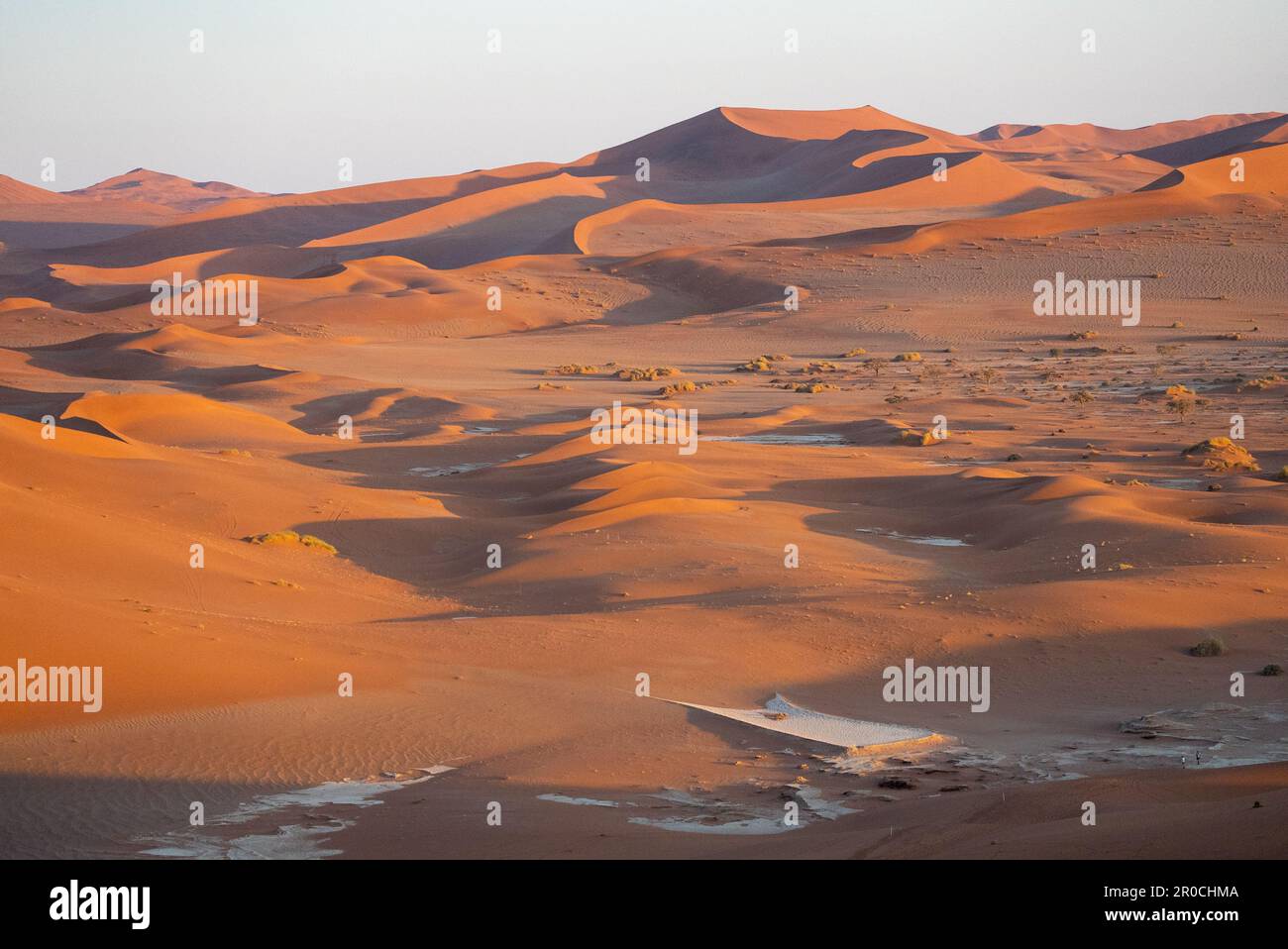 Photographie aérienne des dunes de sable rouge, Sossusvlei, parc national Namib-Naukluft, Namibie. La couleur rouge indique l'âge de cette dune A. Banque D'Images