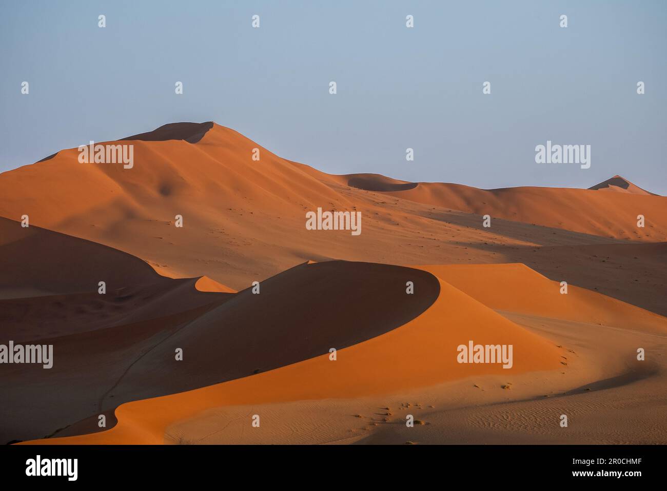 Photographie aérienne des dunes de sable rouge, Sossusvlei, parc national Namib-Naukluft, Namibie. La couleur rouge indique l'âge de cette dune A. Banque D'Images