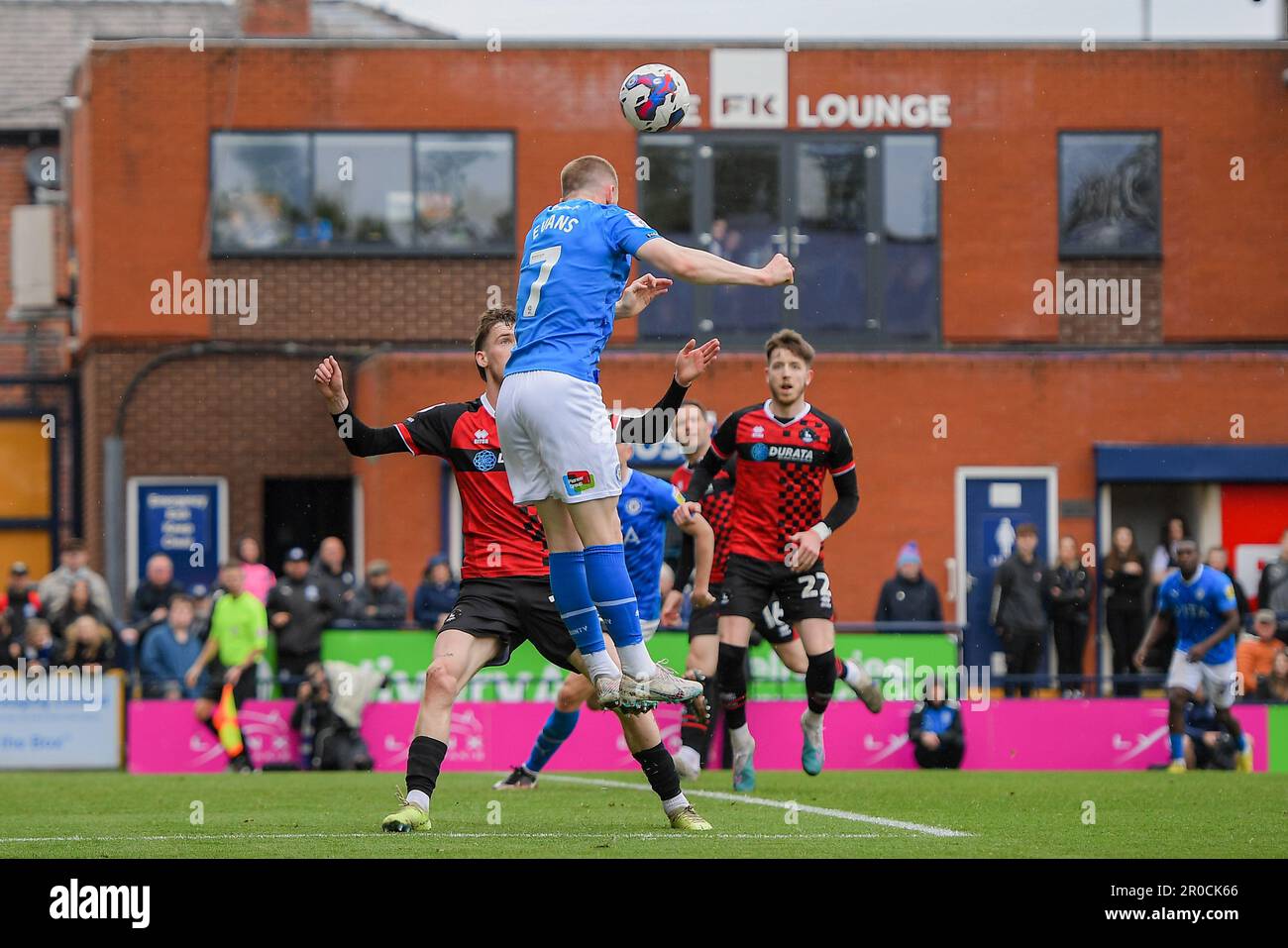 Connor LemonheighEvans 7 du comté de Stockport en tête de la balle