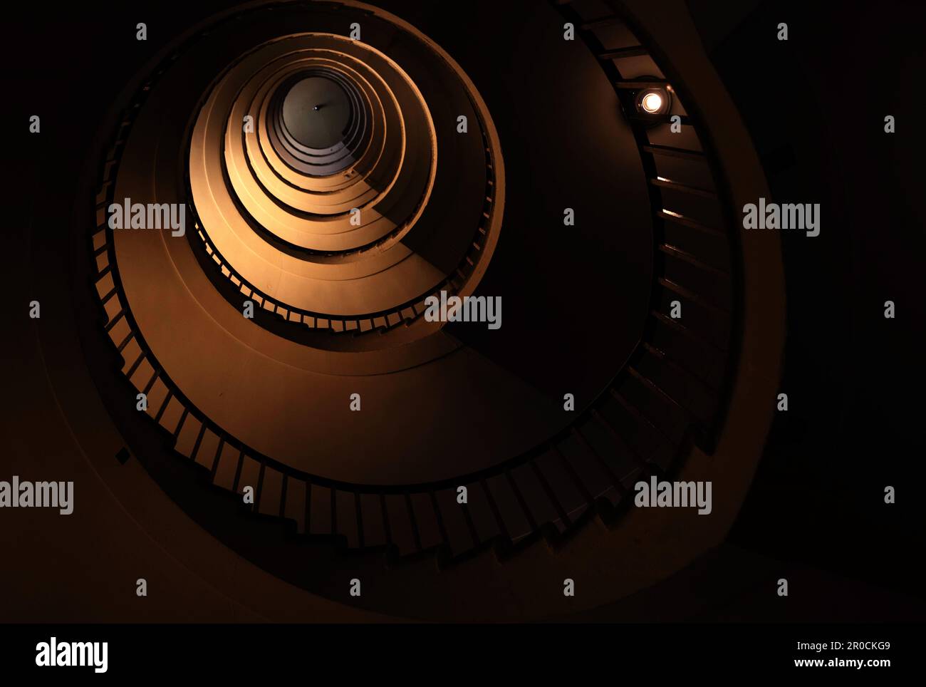 Escalier en colimaçon dans une grande maison à plusieurs étages, sous la forme d'un "ratio d'or", architecture, concert Banque D'Images