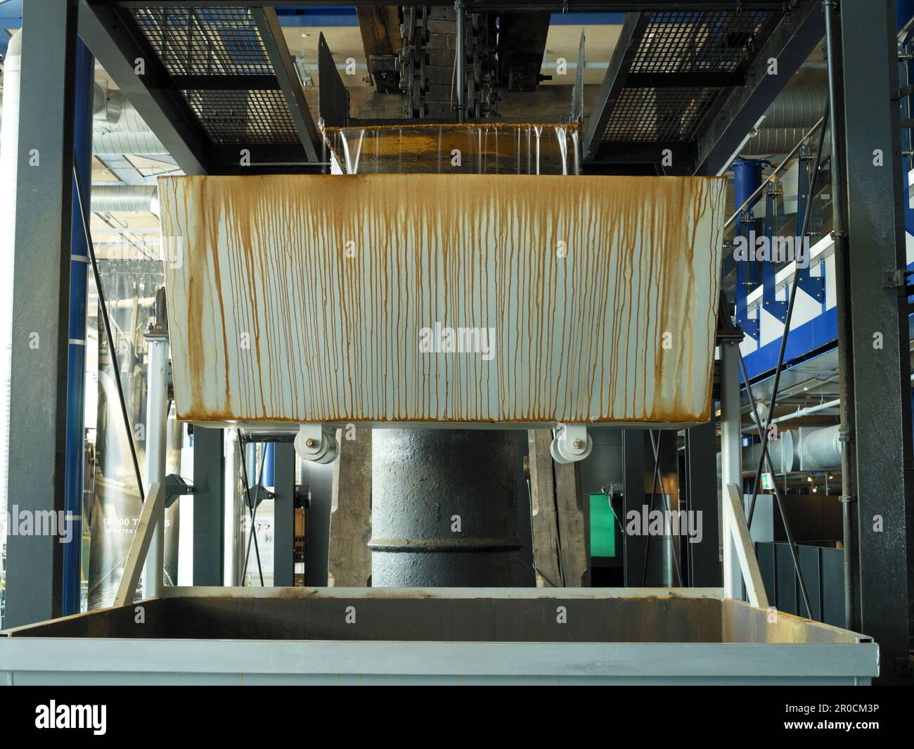 « Old Smethwick » Canal Pump Engine, 1779. Makers : Matthew Boulton et James Watt. Le moteur Smethwick a été installé près de Birmingham et mis en service en mai 1779. Aujourd'hui à ThinkTank, au Musée des sciences de Birmingham, c'est le plus vieux moteur à vapeur en service au monde. À l'origine, il s'agissait de l'un des deux moteurs à vapeur utilisés pour pomper de l'eau jusqu'au sommet de 491 pieds (150 m) du canal de la BCN Old main Line (canal de Birmingham) à Smethwick, non loin de la fonderie Soho où il a été fabriqué. Banque D'Images