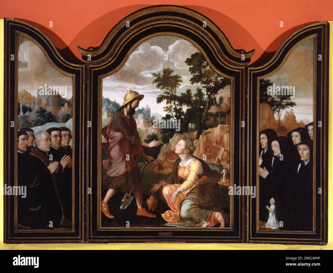 Noli me Tangere, donateurs dans les escadres, 1548-1554. Par Jan van Scorel. Acheté avec l'aide du Fonds national des collections d'art, 1952... Le panneau principal de ce triptyque dépeint la rencontre du Christ et de Marie-Madeleine après la Résurrection. Marie a été la première à voir le Christ ressuscité et le titre 'Noli me Tangere', ou 'ne pas me toucher', étaient les premiers mots de Christ à elle selon le compte latin Vulgate... La famille de donneurs est représentée sur les ailes du triptyque montrant Henrick Joeszoen van der Stypen van Duyvelandt et sa femme Marritgen, fille de Dammas Simonszoen, avec leur Banque D'Images