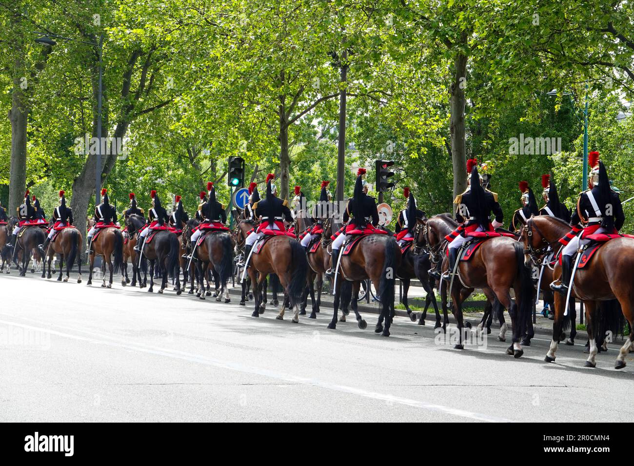 Paris, France. Monté Garde républicaine, membre de la Garde républicaine, portant un régalia de parade, retourne à la caserne après le 8th mai 2023, cérémonie anniversaire de la victoire de la Seconde Guerre mondiale de 1945 en Europe. Les membres de la Garde républicaine font partie de la Gendarmerie nationale française. Banque D'Images