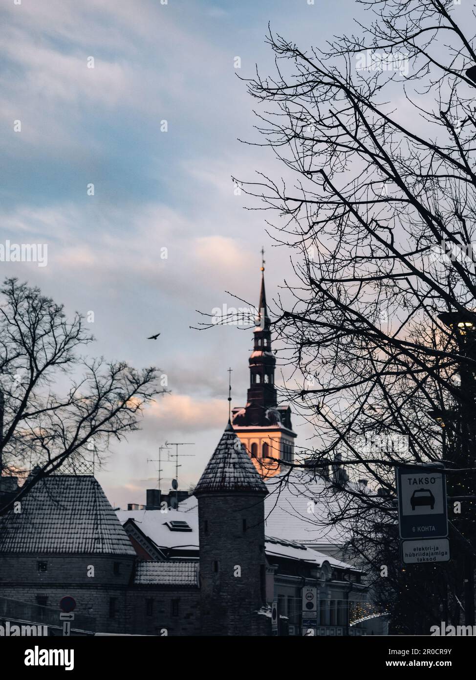 Une tour d'horloge magnifique s'élève au centre d'une ville charmante lors d'une belle journée d'hiver Banque D'Images