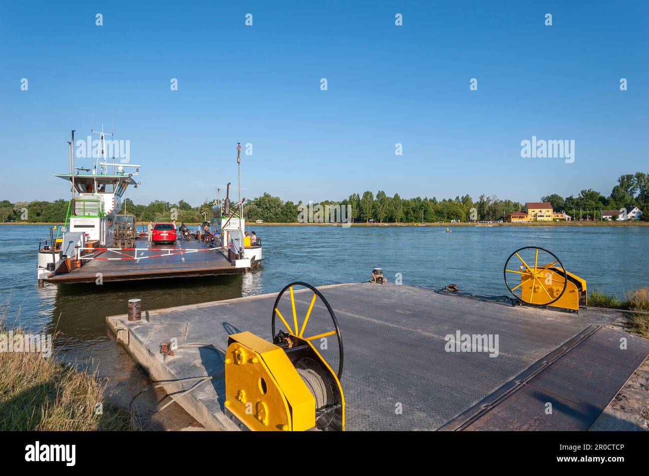 Ferry du Rhin sur les rives du Rhin, Neuburg am Rhein, Palatinat, Rhénanie-Palatinat, Allemagne, Europe Banque D'Images