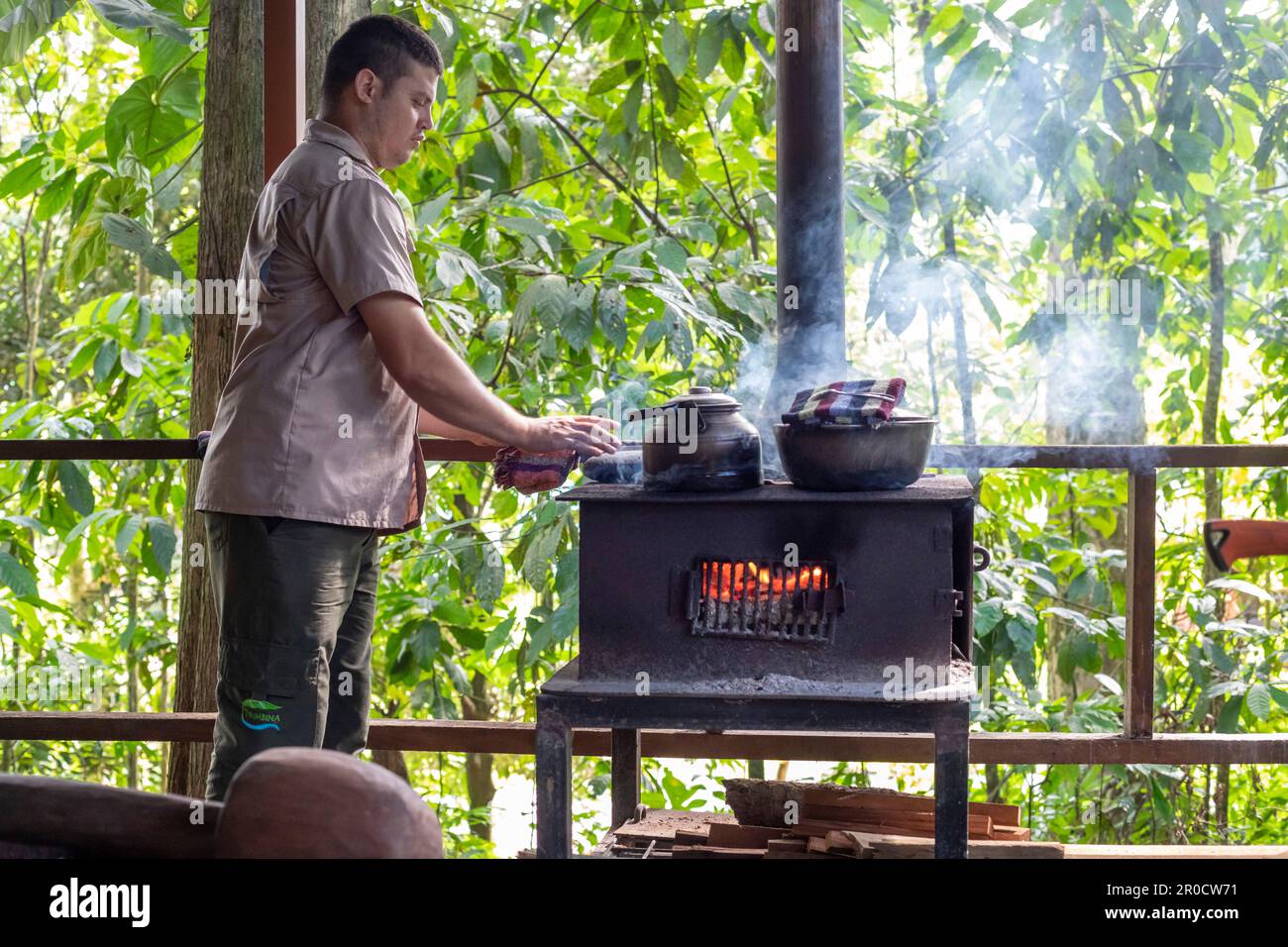 La Virgen, Costa Rica - les visiteurs de la station de recherche Tirimbina apprennent à connaître la plante de cacao et comment le chocolat est fait à partir de fèves de cacao. Banque D'Images