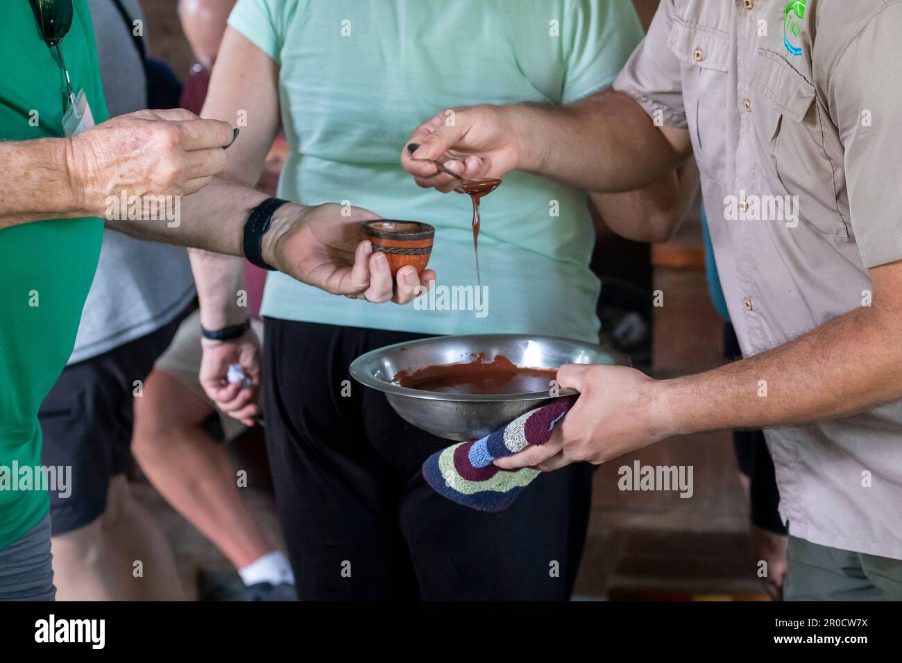 La Virgen, Costa Rica - les visiteurs de la station de recherche Tirimbina apprennent à connaître la plante de cacao et comment le chocolat est fait à partir de fèves de cacao. Banque D'Images