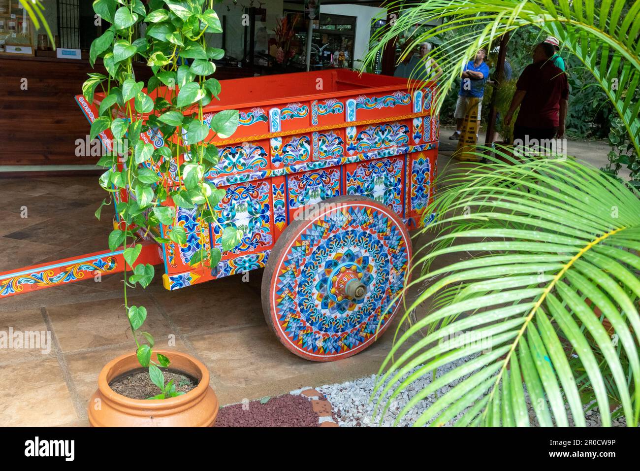 La Virgen, Costa Rica - Un oxcart costaricain à la station de recherche Tirimbina. Le charriot est important dans l'histoire du Costa Rica, utilisé pour le transport des charriot Banque D'Images