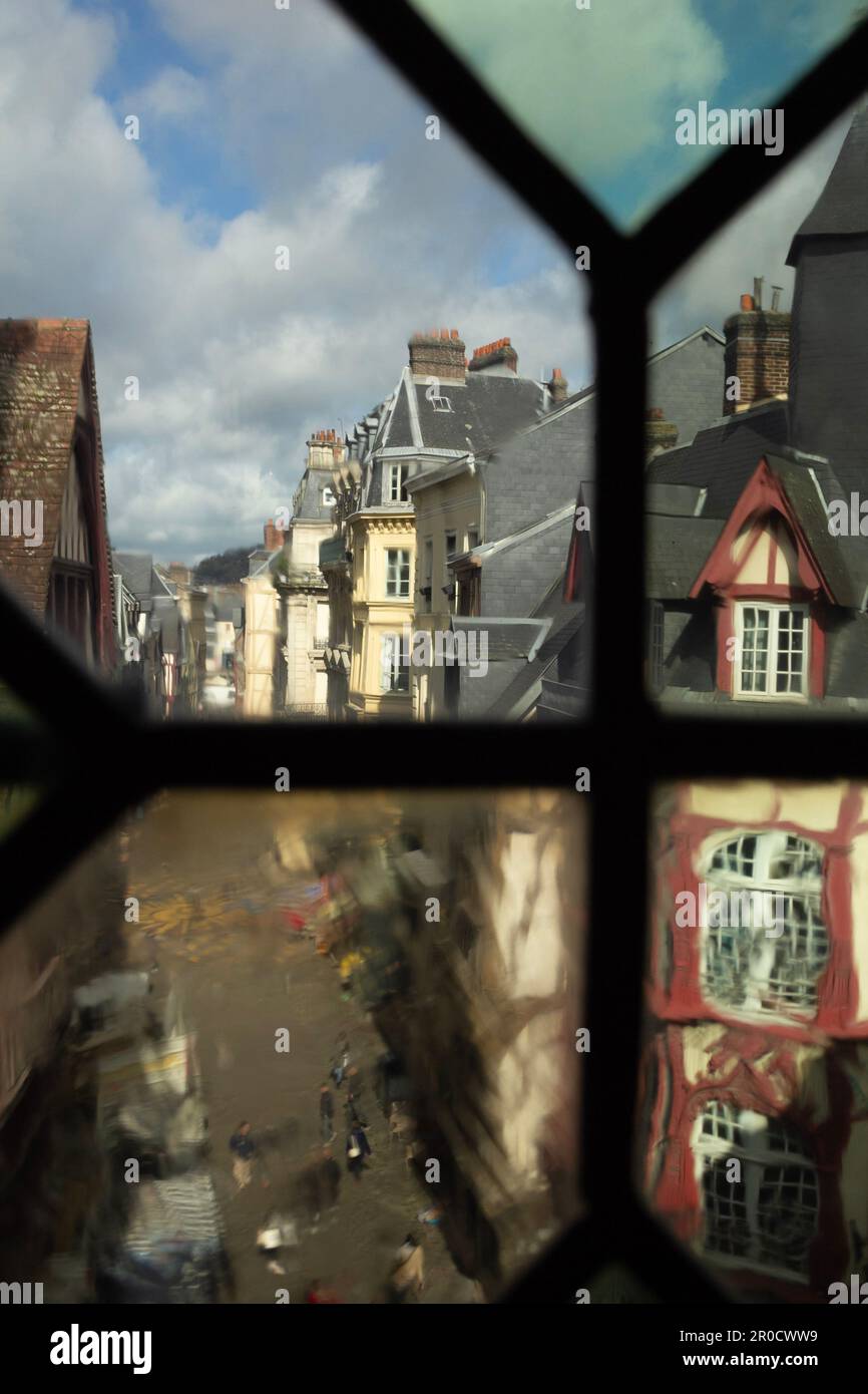 Rouen : vue à travers une vitrail depuis les étages supérieurs du musée  gros Horloge jusqu'à la rue piétonne du centre-ville historique Photo Stock  - Alamy