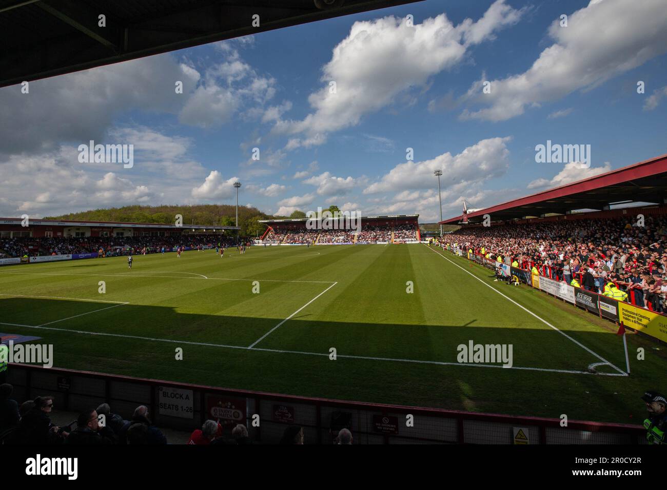Vue générale sur le stade de football du Lamex Stadium. Stade du club de football de Stevenage pendant le match. Banque D'Images