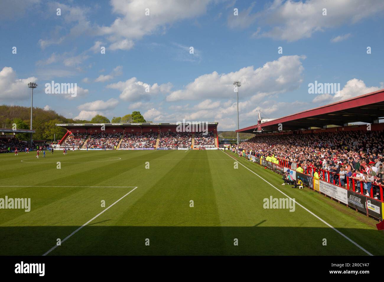 Vue générale sur le stade de football du Lamex Stadium. Stade du club de football de Stevenage pendant le match. Banque D'Images