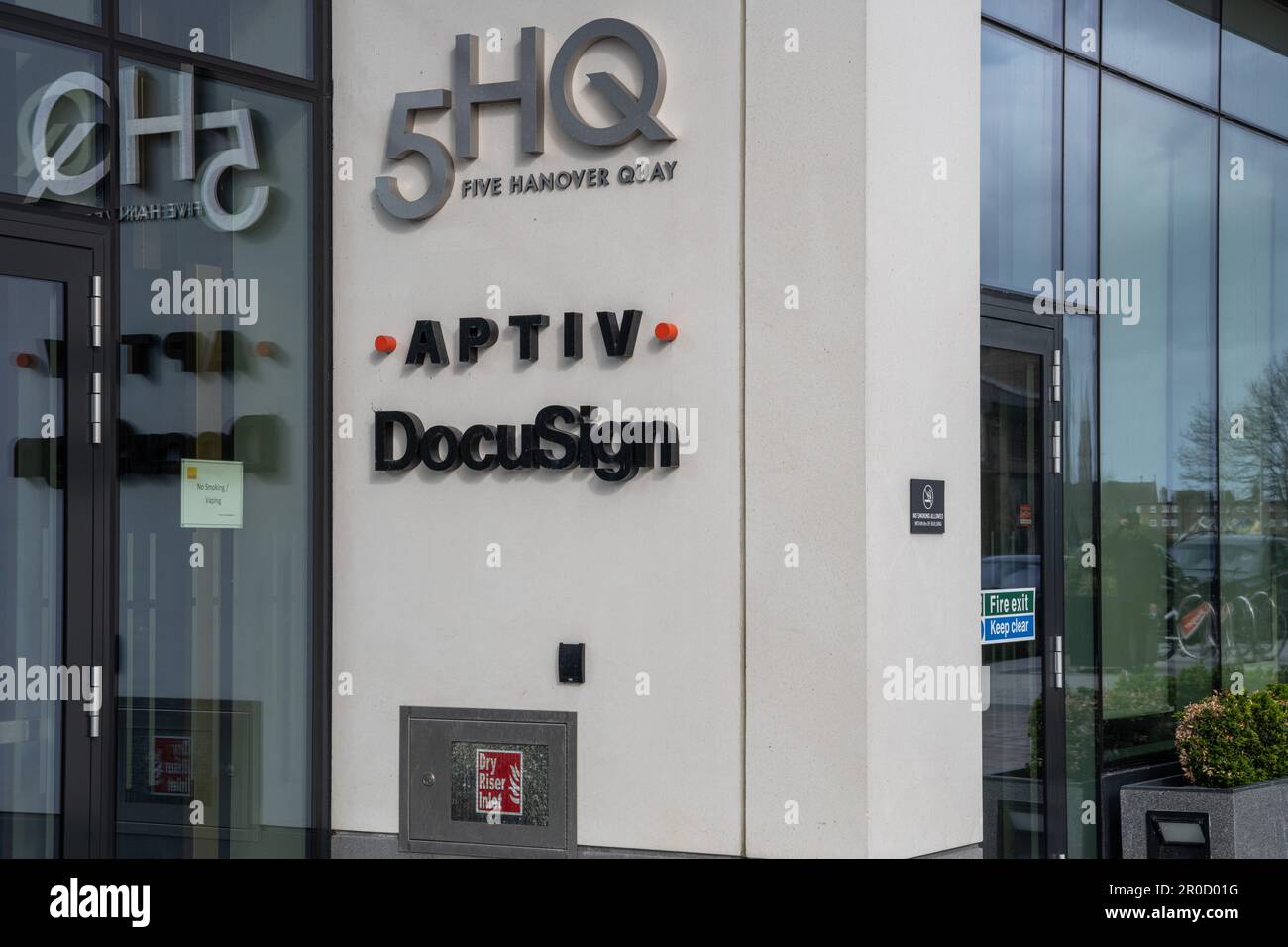 Hanover Quay, Dublin 2, Irlande, 29th mars 2023. Immeuble de bureaux DocuSign Grand Canal Dock surplombant Grand Canal Banque D'Images