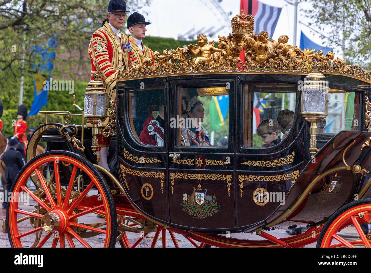 Prince et Princesse de Galles, et George, Charlotte et Louis voyageant en calèche royale le long du Mall après le couronnement du roi Charles le 6th mai 2023 Banque D'Images