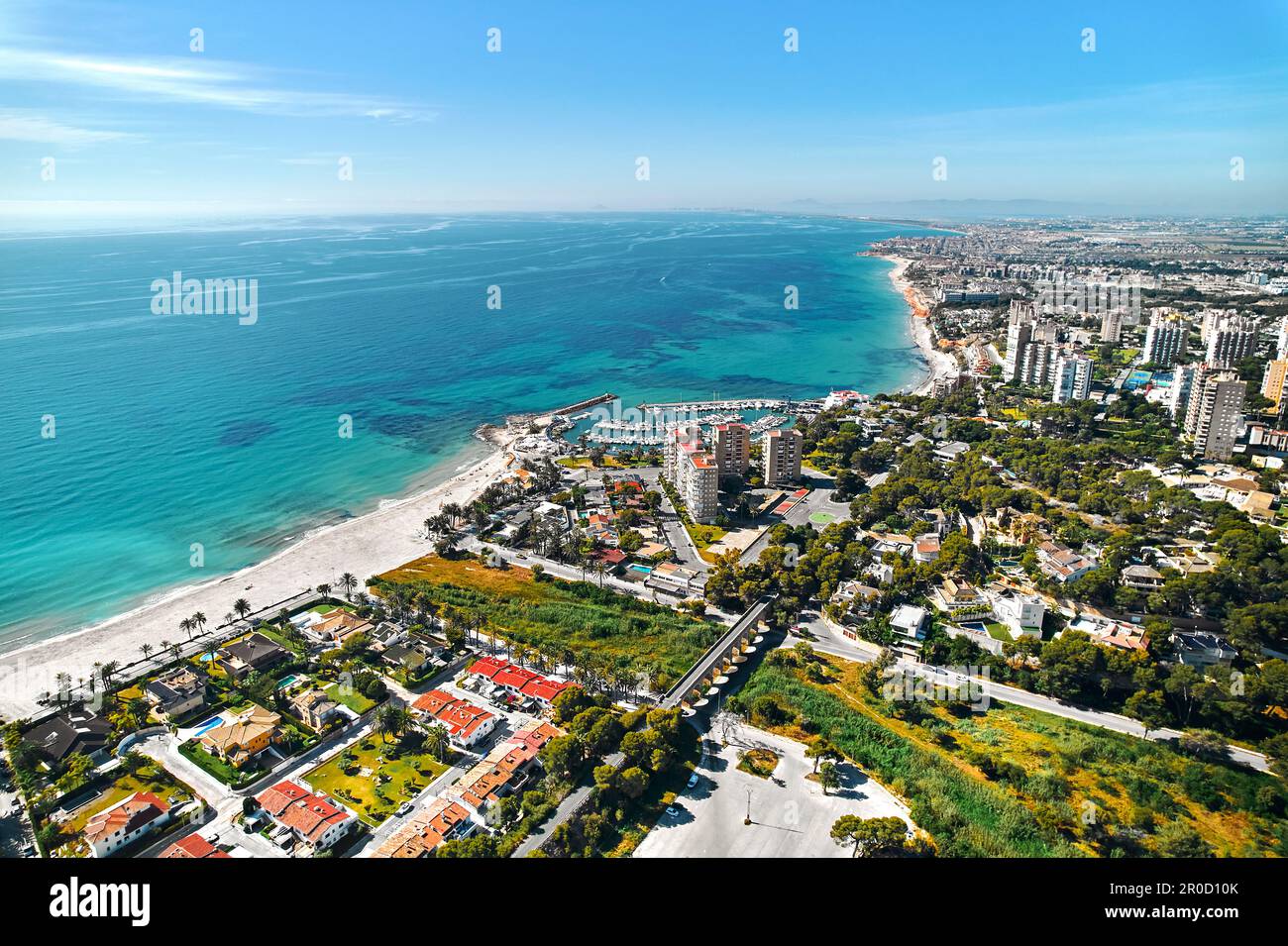 Vue panoramique pittoresque de Drone sur le bord de mer et le paysage urbain de Dehesa de Campoamor, vue du dessus. Alicante, Costa Blanca, Espagne. Voyage destination Banque D'Images