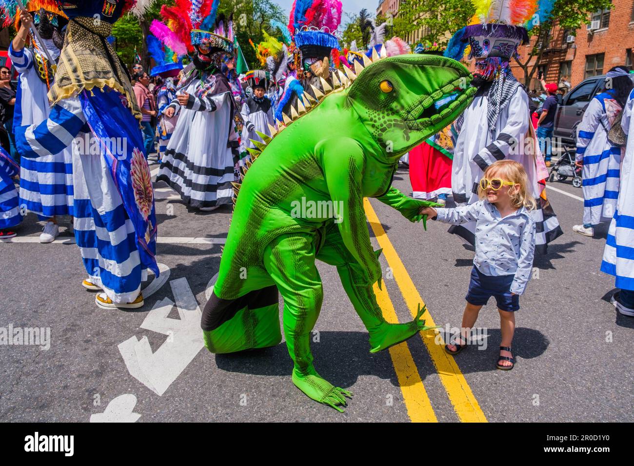 New York, New Yoork, Etats-Unis. 7th mai 2023. Les Mexicains et les New-Yorkais célèbrent la victoire annuelle de Cinco de Mayo sur le deuxième Empire français dans la bataille de Puebla en 1862. Le costume traditionnel, la musique et la danse ont fait leur chemin le long de la parade sur Central Park West. (Credit image: © Milo Hess/ZUMA Press Wire) USAGE ÉDITORIAL SEULEMENT! Non destiné À un usage commercial ! Banque D'Images