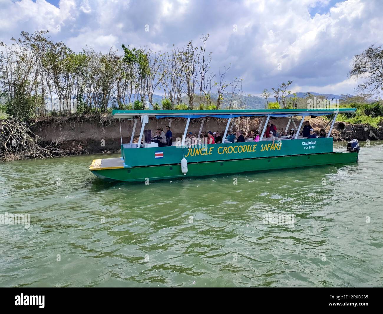 Tarcoles, Costa Rica - touristes sur une croisière d'observation des crocodiles sur le fleuve Tarcoles Banque D'Images